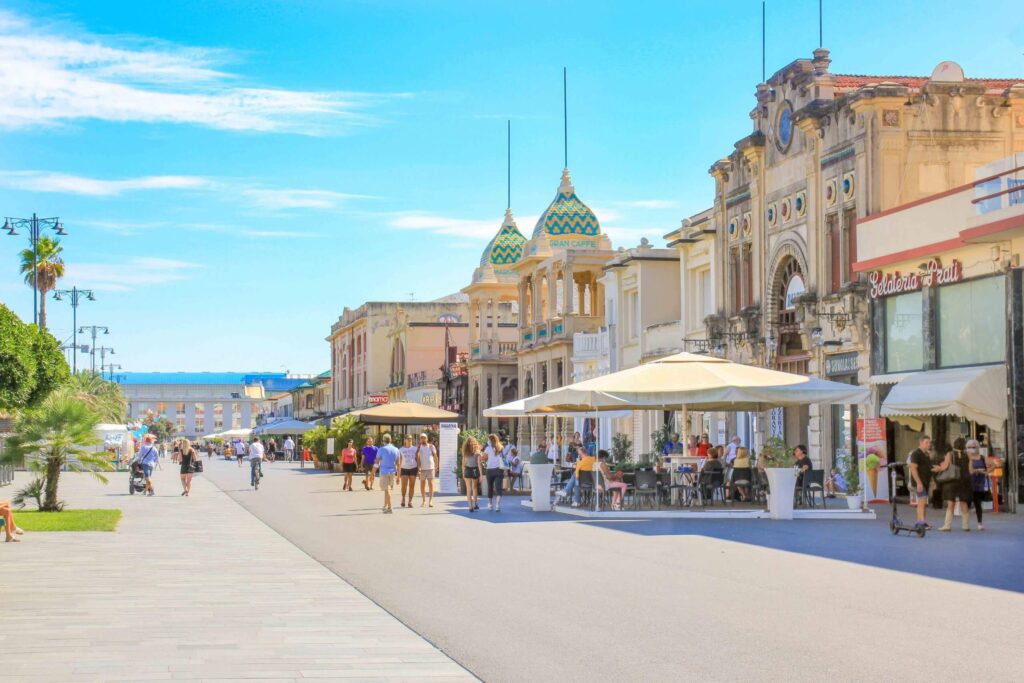 La passeggiata lungomare di Viareggio