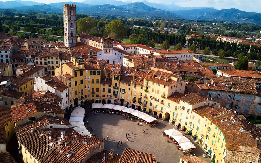 Piazza Anfiteatro a Lucca